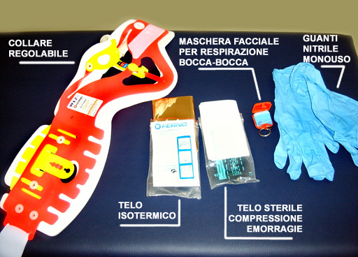 I pezzi che compongono il kt: collare cervicale, telo isotermico, maschera facciale per respirazione bocca-bocca, telo sterile per compressione emorragie, guanti in nitrile monouso.